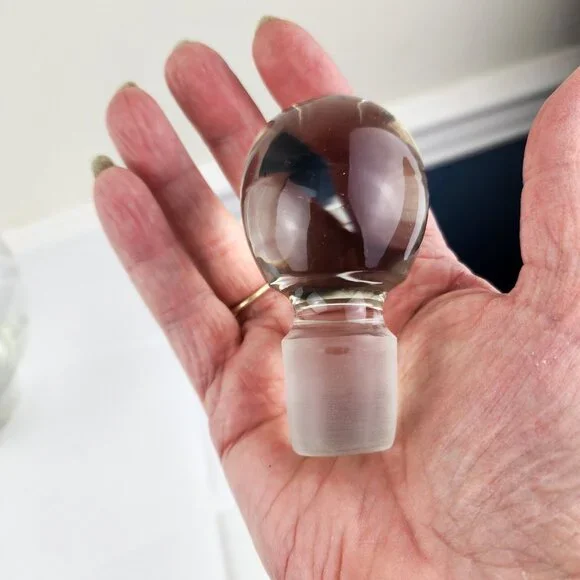 Crystal Etched Vintage Wine Decanter With Stopper - Picture 5 of 9